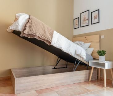 Cozy room with balcony in Cuatro Caminos - Photo 5