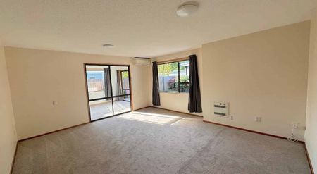 A home neat as a pin with new carpet - Photo 2