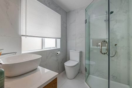 Large single level 4 bedroom with spa pool - Photo 2