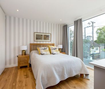 A-Rated Energy Efficient House set on the banks of the River Thames. - Photo 1