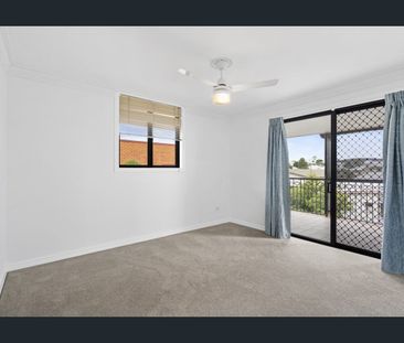 Right in the heart of everything! - Photo 1