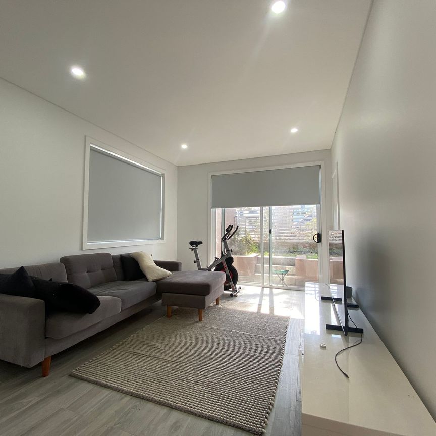 Modern 4 Bedroom Home in Miranda - Photo 1