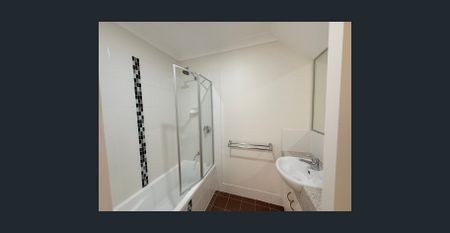 Charming 2-Bedroom Townhouse Just Steps from the Beach! - Photo 4