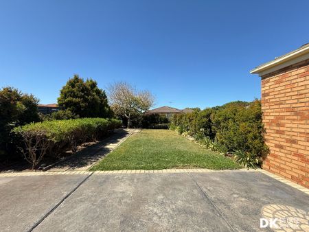 Spacious and charming 4 bedrooms house in Werribee - Photo 3