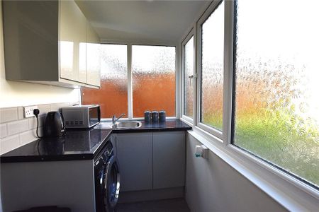 1 bedroom in a house share to rent - Photo 2