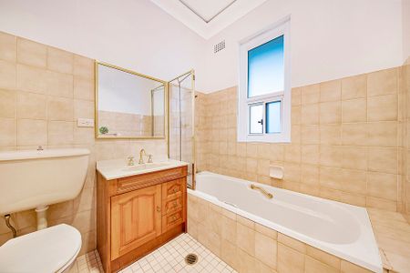 Beautiful Family Home ** Available Now ** - Photo 3