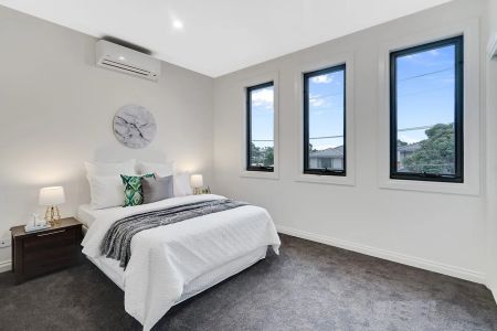 Masterpiece With The Ultimate Contemporary Flair - Photo 5