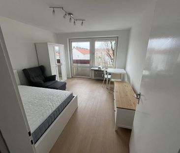 Frisch sanierte und möblierte 1-Zi Wohnung in Moosach - Photo 1