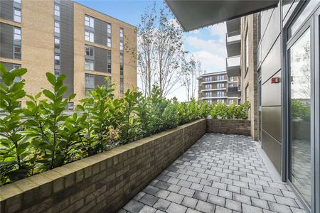 A brand new one bedroom apartment at Bankside Gardens completed by Berkeley Homes. - Photo 2