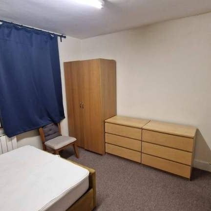 Room in a Shared House, Ley Street, IG1 - Photo 1