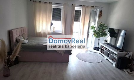 Prenájom priestranného 1-izbového bytu s balkónom a parkovacím miestom - Photo 2