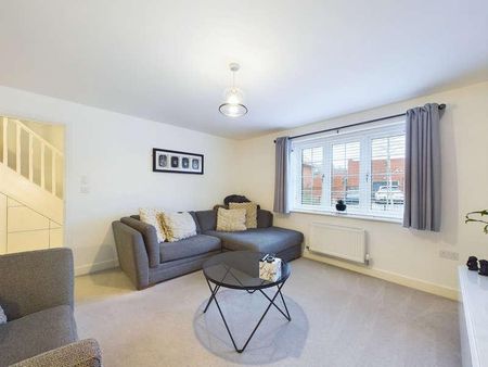 Trinity Circle, High Wycombe, Buckinghamshire, HP11 - Photo 2