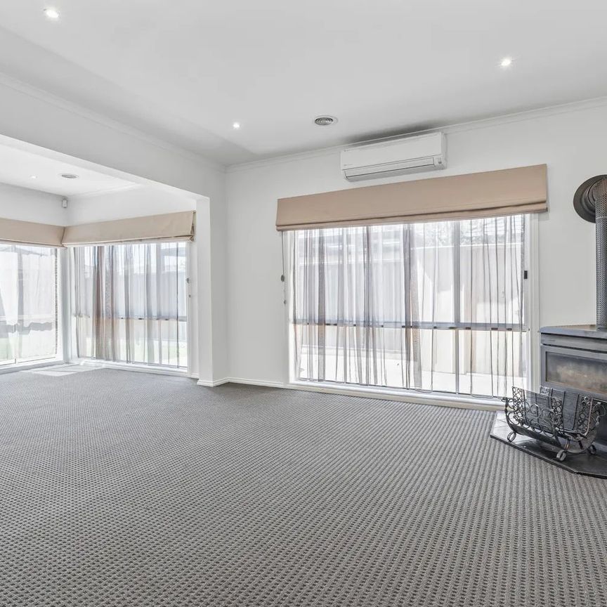 Spacious 4-Bedroom Family Home in Hillside - Photo 1