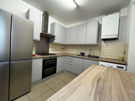 5 Bed Terraced House, Tootal Road, M5 - Photo 2