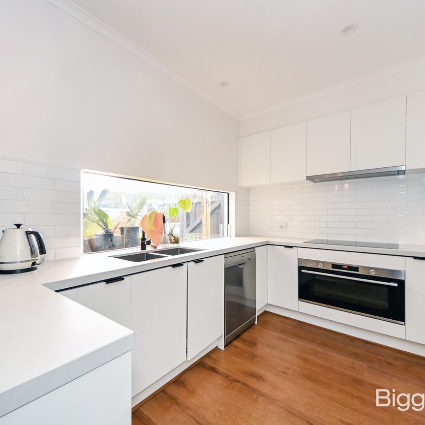 Stylish 4-Bedroom Residence in a Premium Location - Photo 1