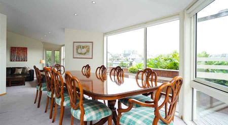 Fully Furnished!! Elevated with great light & views across City Scape. - Photo 2