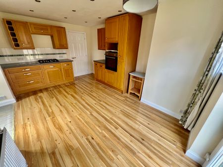 3 bedroom house to rent Longroyd Grove, LS11 - Photo 5