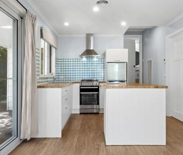 Charming Cottage Centrally located - Photo 2