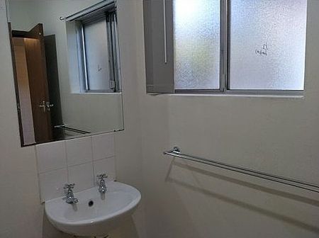 Large Unit In Top Location. Walk to Amenities. Viewing a Must! - Photo 3