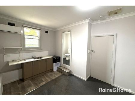1-bedroom studio in convenient location - Photo 4
