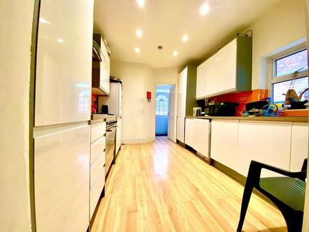Room in a Shared House, Northumberland Road, M16 - Photo 2