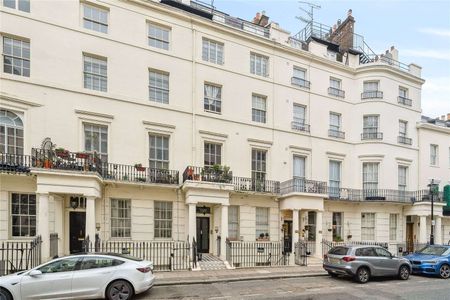 EXCLUSIVELY MANAGED BY SAVILLS. HMO APPROVED. PET FRIENDLY. A newly refurbished three-bedroom flat in a charming period conversion. Hyde Park on your doorstep. - Photo 4