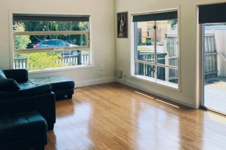 Fully Furnished Comfort in Quiet Court – $390 per week - Photo 2
