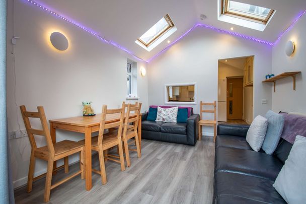 5 bed house in ideal central location - Photo 1