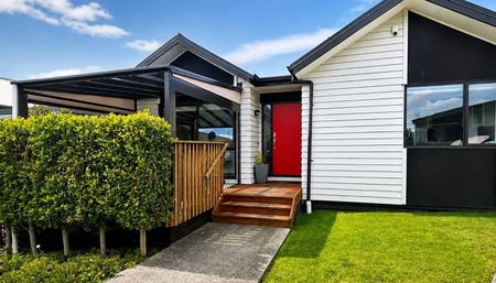 Sunny Modern 3-Bedroom Family Home - Photo 5