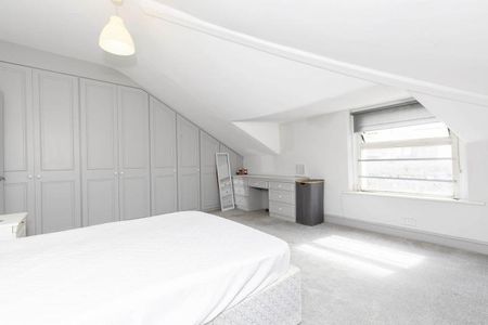 3 Bedroom, 1 bath, 1 reception Flat - Photo 3