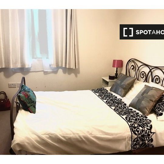 Decorated room in 3-bedroom apartment in Ballinteer, Dublin - Photo 1