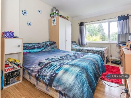 3 bedroom semi-detached house to rent - Photo 4