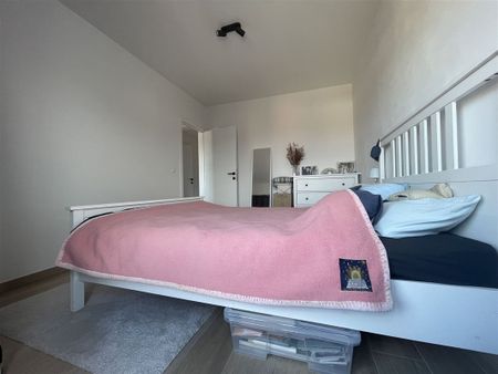 Prachtig dakappartement met terras, gelegen in het hartje van Sint-Gillis-Dendermonde. - Photo 3