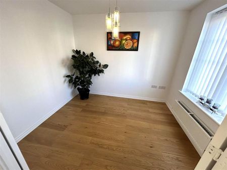 4 bedroom detached house to rent - Photo 2