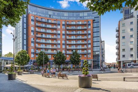 The Crescent Building, Gunwharf Quays, PO1 - Photo 3