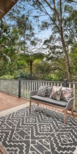 Elegant Family Home in a Leafy Cul-de-Sac Setting - Photo 3