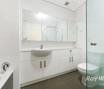 SPACIOUS & MODERN 3 BEDROOM TOWNHOUSE - Photo 1