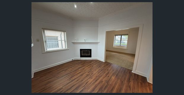 Cosy 2-Bedroom Home with Spacious Backyard - Photo 1