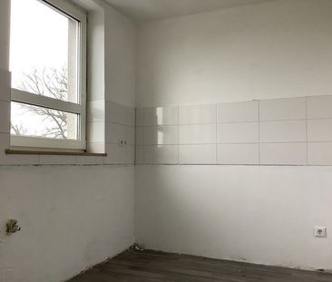 Teilsanierte 2 Zimmer-Wohnung mit Balkon / WBS erforderlich - Photo 1