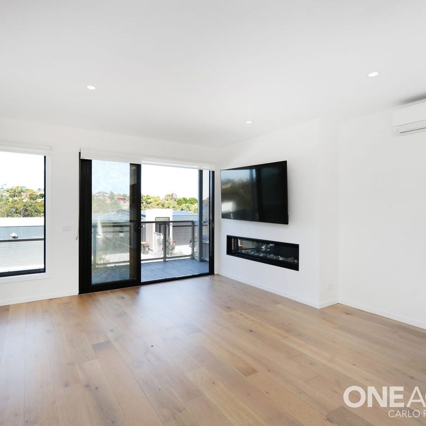 Modern 3-bedroom townhouse in Sunshine North - Photo 1