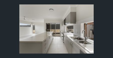 Brand New 5 Bedroom! - Photo 3