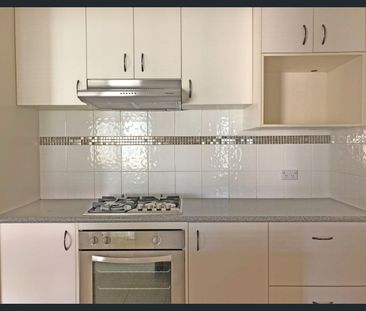 🏡 Lovely Family Home in Leafy Street - Photo 3