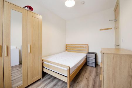 1 bedroom in a house share to rent - Photo 2