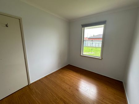 27 Cameron Avenue, Shepparton VIC 3630 - Photo 2