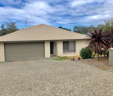 Modern four Bedroom Home in a quiet street - Photo 4