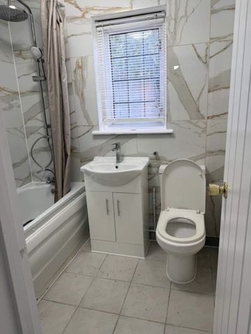3 Bed Semi-Detached House, Gloucester Road, E12 - Photo 5