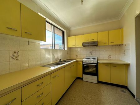 2-Bed Unit with Study for Rent in Hudson St within Catchment of Hurstville Public School - Photo 3