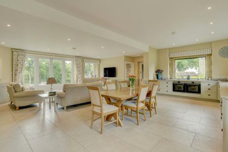 5 bedroom detached house to rent - Photo 2