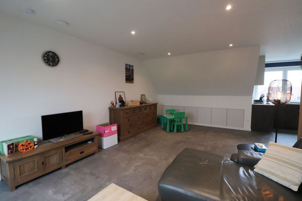 Gerenoveerd duplex-appartement met 3 slaapkamers, terras en autostaanplaats met fietsenberging. - Foto 1