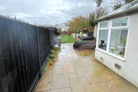 Alexandra Road, Addlestone, Surrey, KT15 - Photo 3